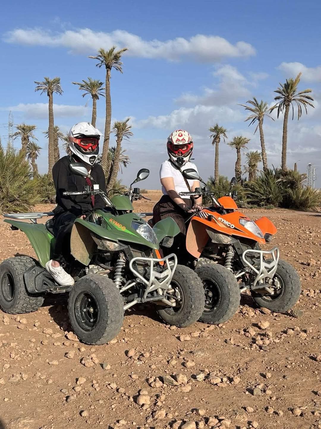Couple sur quads verts et orange dans la palmeraie