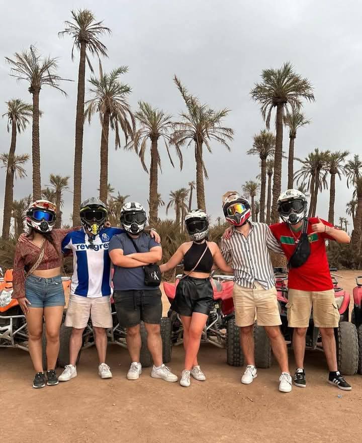 Groupe d'amis avec casques et quads dans la palmeraie
