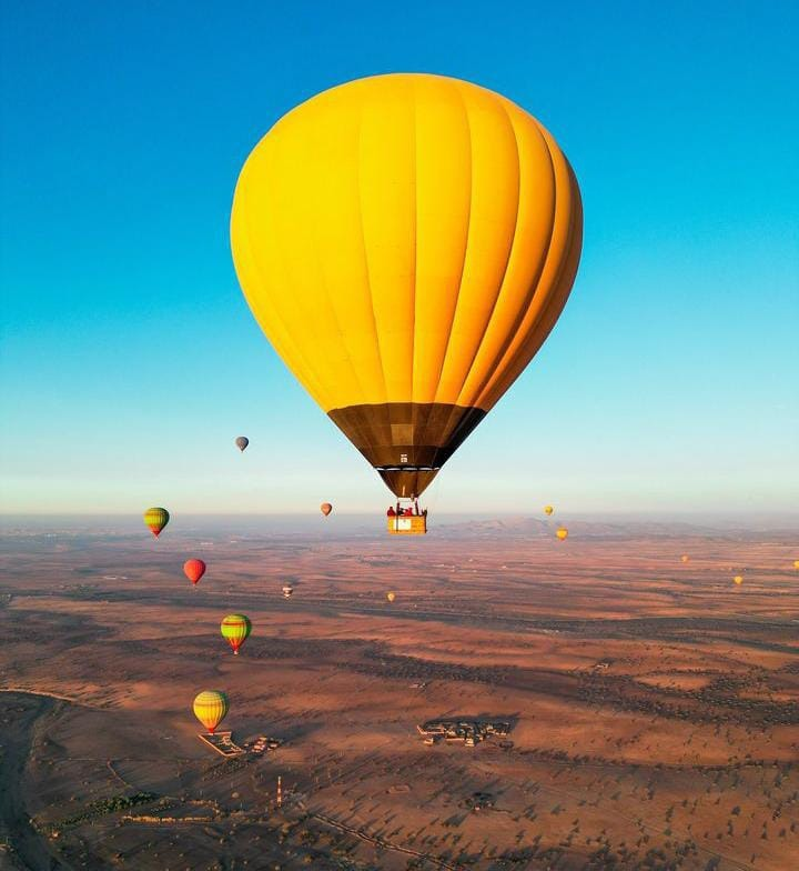 Vue aérienne de montgolfières survolant le paysage marocain