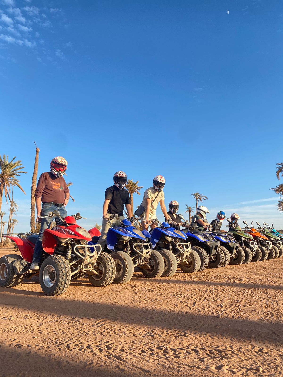 Groupe d'aventuriers avec leurs quads colorés dans la palmeraie