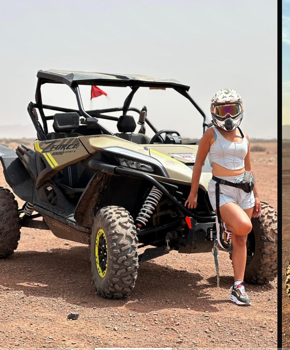 Femme en tenue blanche avec casque près d'un buggy Honda