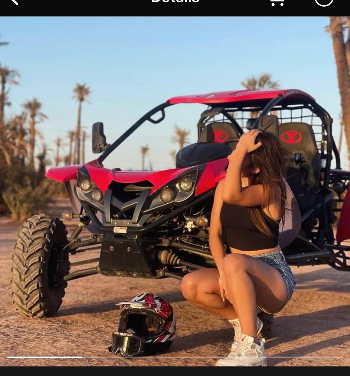 Femme posant avec buggy rouge et noir dans le désert